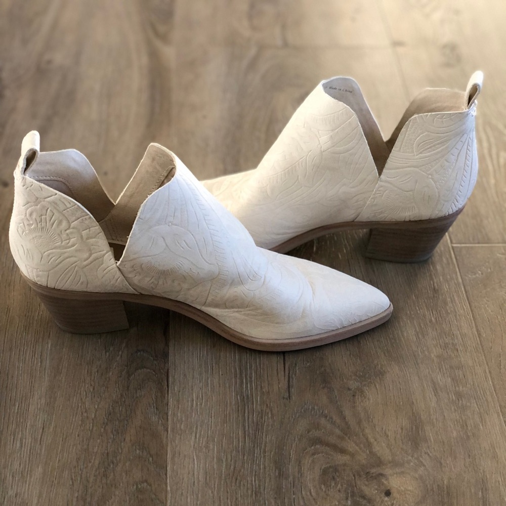 Dolce Vita Sonni Booties in white(ivory) leather.  Never worn. Size 8